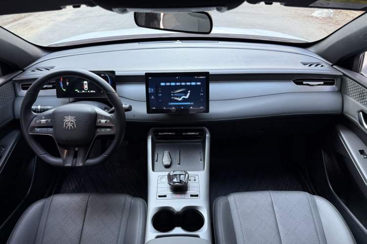 Used BYD Qin PLUS 2025 DM-i Smart Drive 55KM Leading Model Center Console