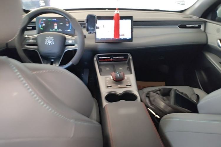 Used BYD Qin PLUS 2025 DM-i Smart Drive 55KM Leading Model Center Console
