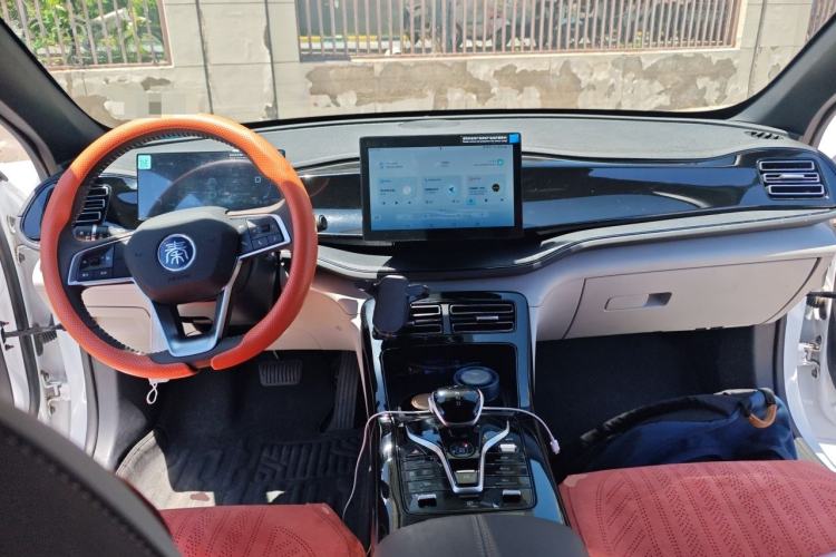Used BYD Qin PLUS 2025 DM-i Smart Drive 55KM Leading Model Center Console