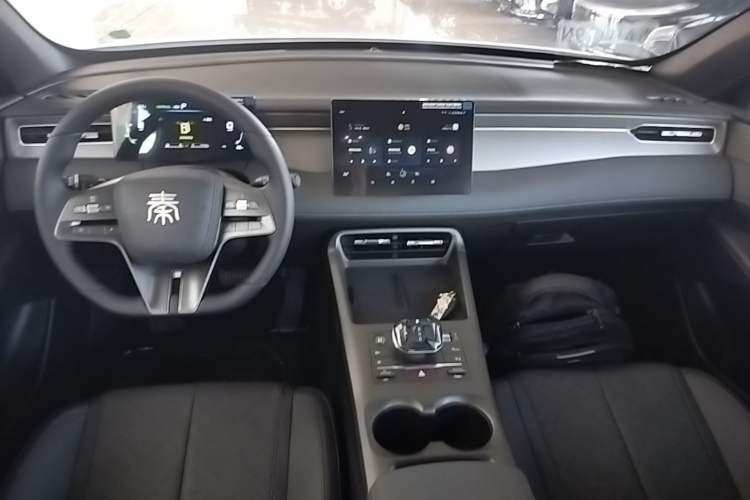 Used BYD Qin PLUS 2025 DM-i Smart Drive 55KM Leading Model Center Console