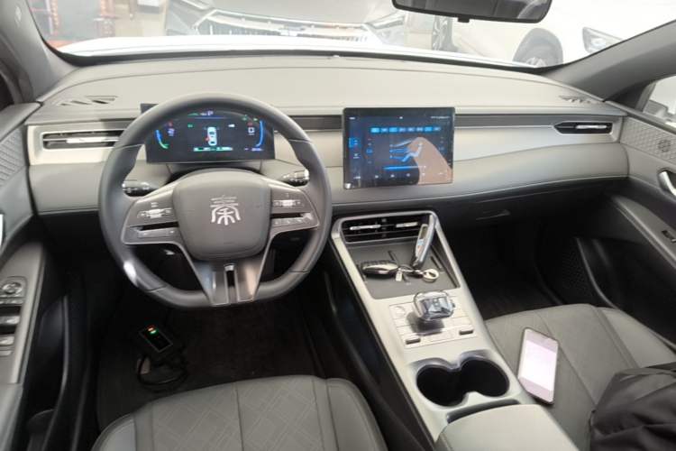 Used BYD Qin PLUS 2025 DM-i Smart Drive 55KM Leading Model Center Console