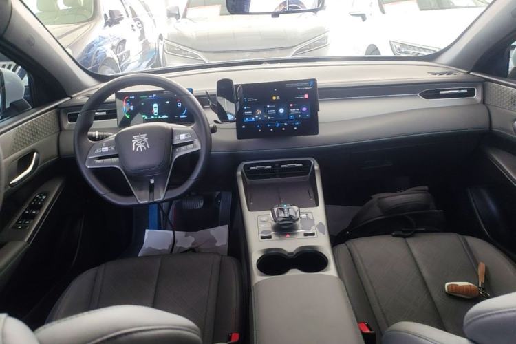 Used BYD Qin PLUS 2025 DM-i Smart Drive 55KM Leading Model Center Console