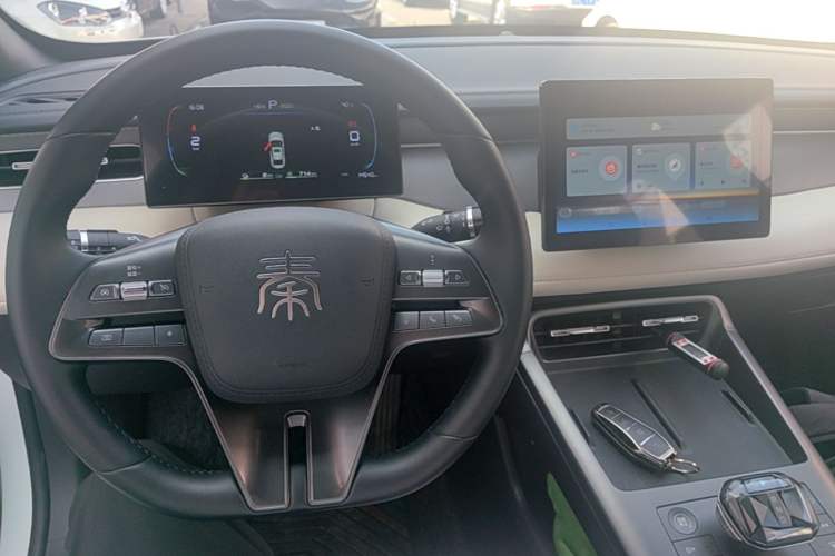 Used BYD Qin PLUS 2025 DM-i Smart Drive 55KM Leading Model Center Console