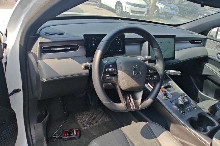 Used BYD Qin PLUS 2025 DM-i Smart Drive 55KM Leading Model Center Console