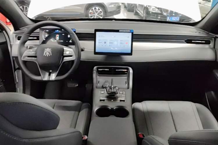 Used BYD Qin PLUS 2025 DM-i Smart Drive 55KM Leading Model Center Console
