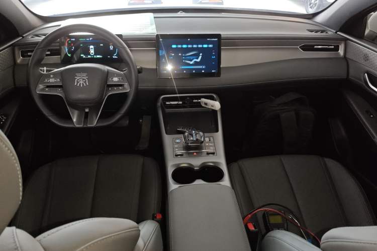 Used BYD Qin PLUS 2025 DM-i Smart Drive 55KM Leading Model Center Console