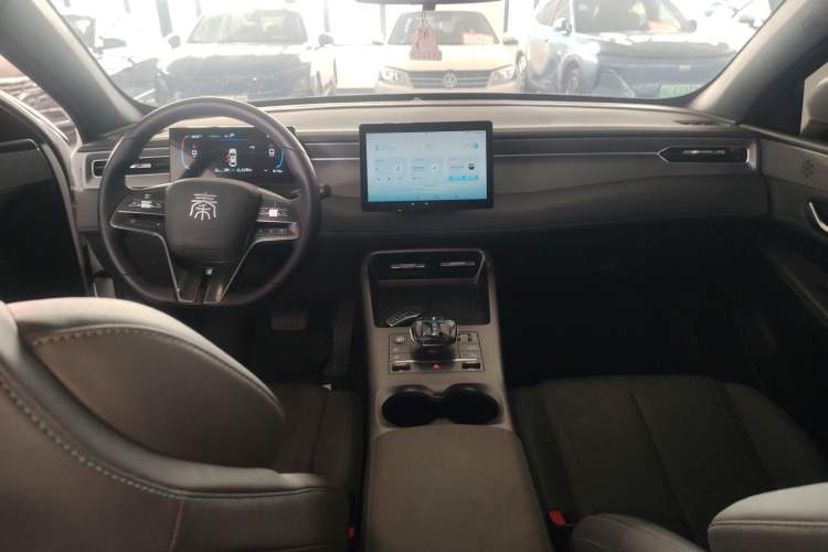 Used BYD Qin PLUS 2025 DM-i Smart Drive 55KM Leading Model Center Console