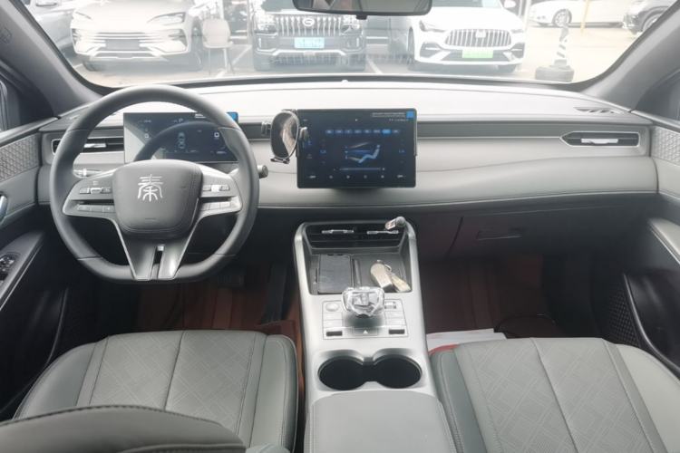 Used BYD Qin PLUS 2025 DM-i Smart Drive 55KM Leading Model Center Console