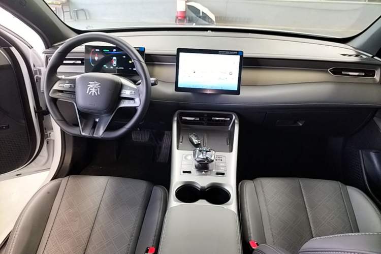 Used BYD Qin PLUS 2025 DM-i Smart Drive 55KM Leading Model Center Console