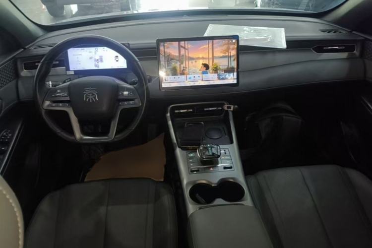 Used BYD Qin PLUS 2025 EV Smart Drive Edition 510KM Leading Model Center Console