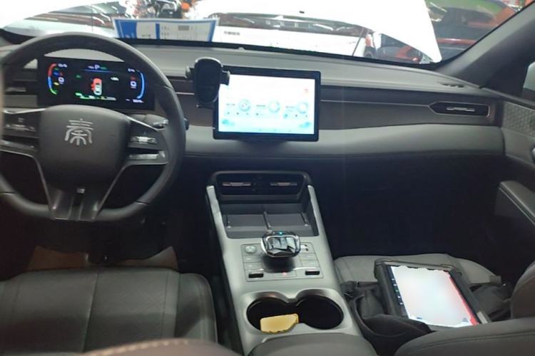 Used BYD Qin PLUS 2025 DM-i Smart Drive 55KM Leading Model Center Console