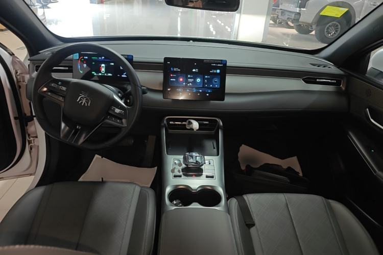 Used BYD Qin PLUS 2025 DM-i Smart Drive 55KM Leading Model Center Console