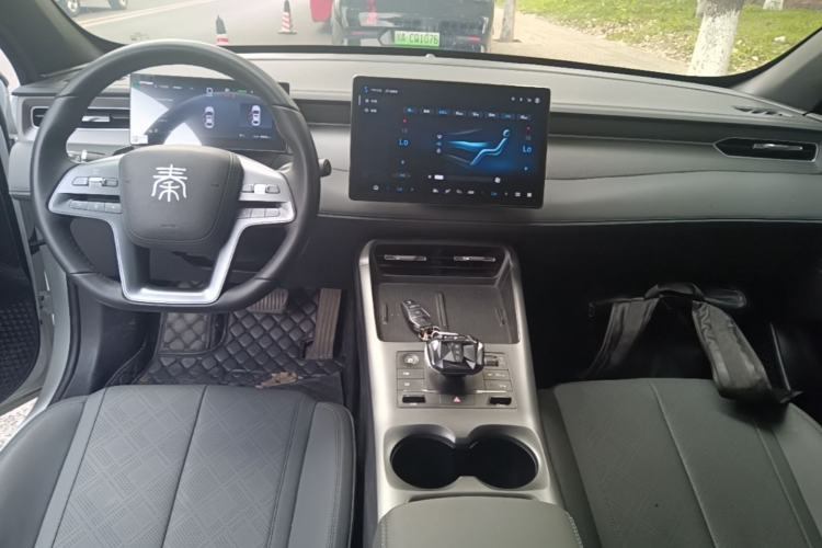 Used BYD Qin PLUS 2025 EV Smart Drive Edition 510KM Leading Model Center Console