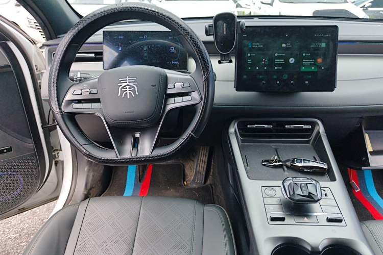 Used BYD Qin PLUS 2025 DM-i Smart Drive 55KM Leading Model Center Console