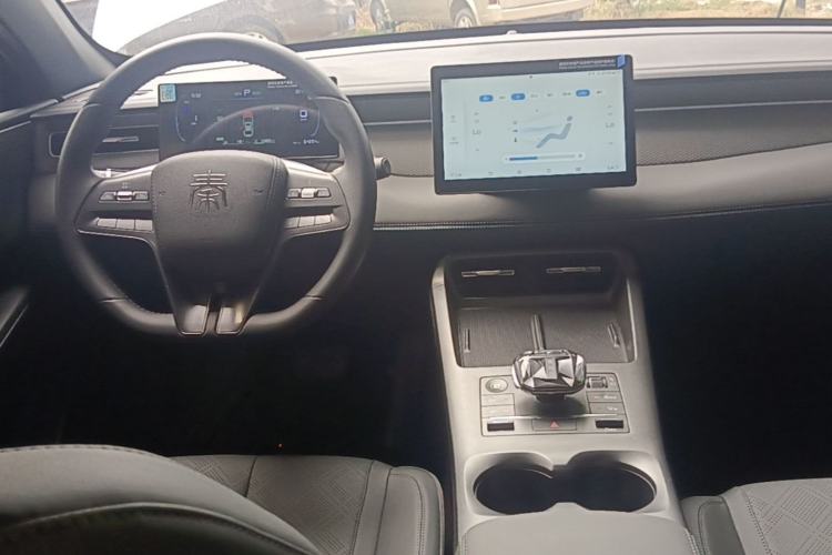Used BYD Qin PLUS 2025 DM-i Smart Drive 55KM Leading Model Center Console