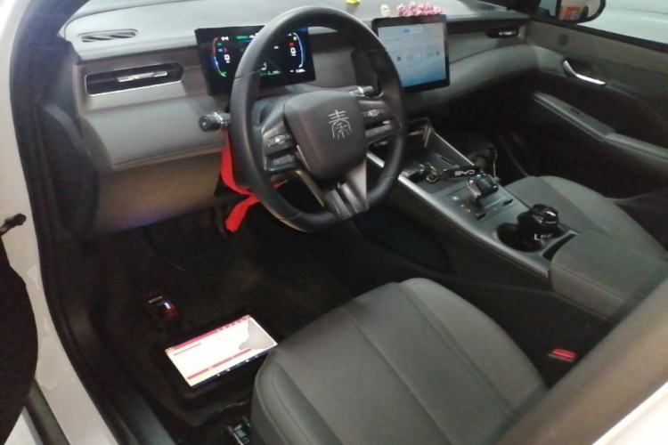 Used BYD Qin PLUS 2025 DM-i Smart Drive 55KM Leading Model Center Console