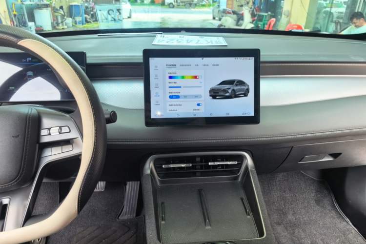 Used BYD Qin PLUS 2025 DM-i Smart Drive 55KM Leading Model Center Console