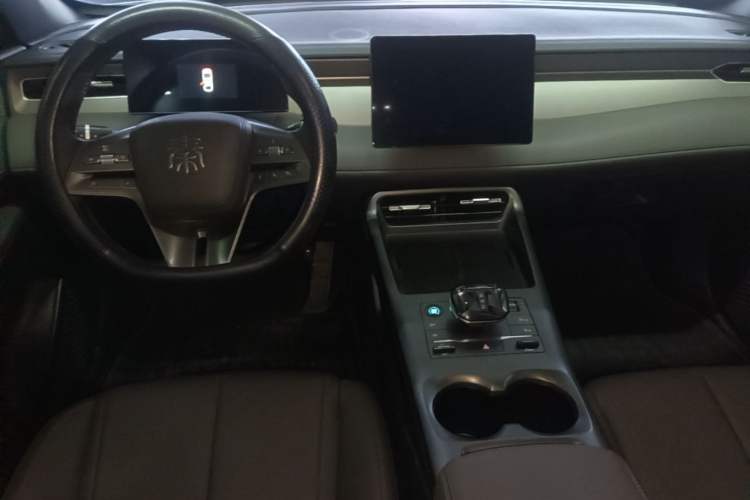 Used BYD Qin PLUS 2025 DM-i Smart Drive 55KM Leading Model Center Console