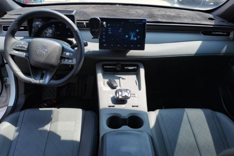 Used BYD Qin PLUS 2025 DM-i Smart Drive 55KM Leading Model Center Console