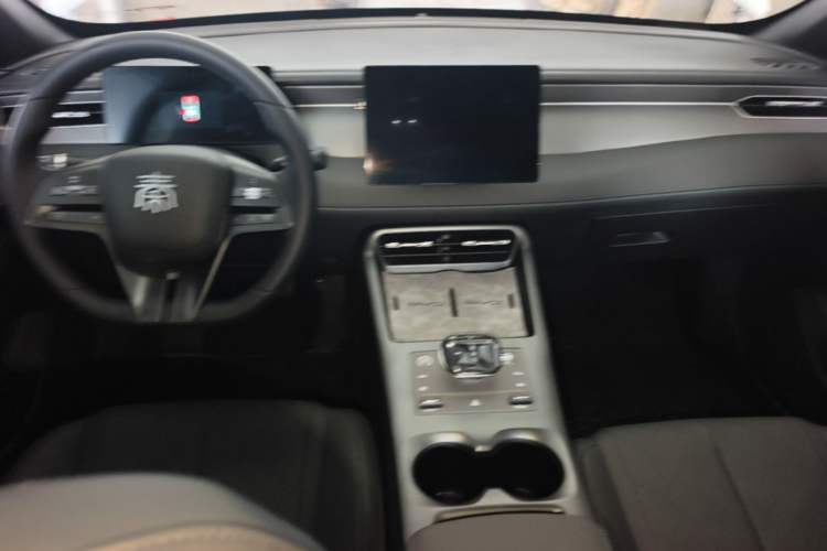 Used BYD Qin PLUS 2025 DM-i Smart Drive 55KM Leading Model Center Console