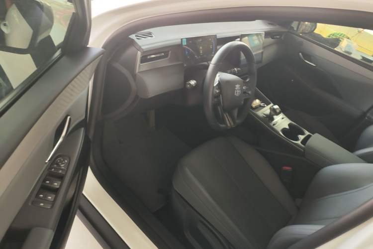 Used BYD Qin PLUS 2025 DM-i Smart Drive 55KM Leading Model Driver Seat