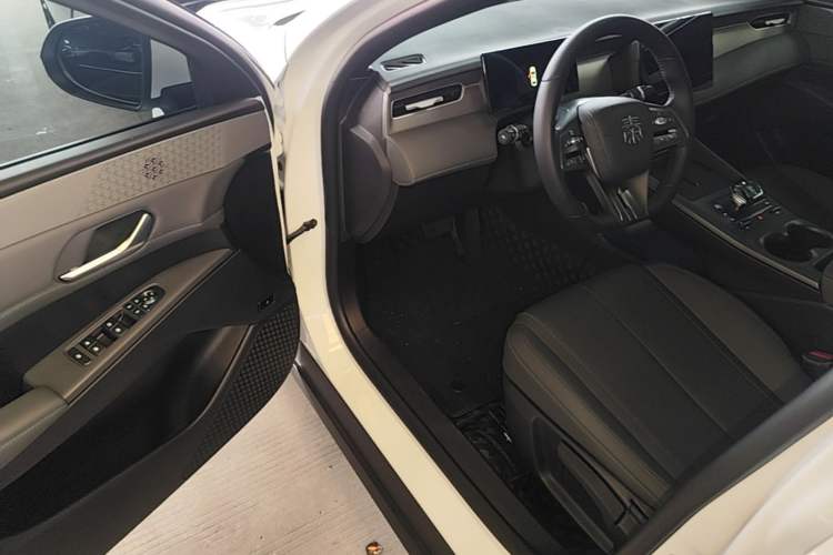Used BYD Qin PLUS 2025 DM-i Smart Drive 55KM Leading Model Driver Seat