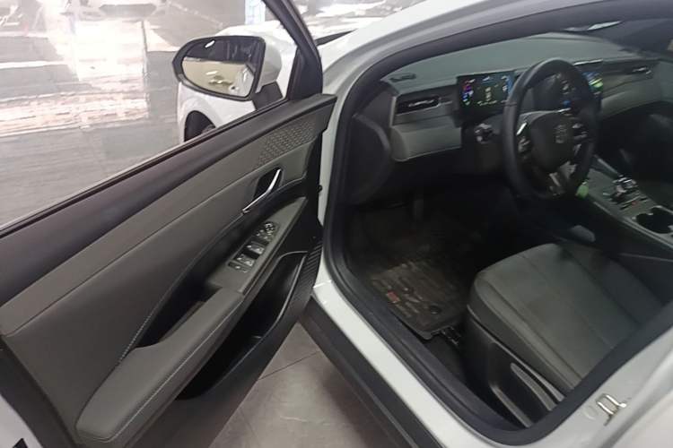 Used BYD Qin PLUS 2025 DM-i Smart Drive 55KM Leading Model Driver Seat