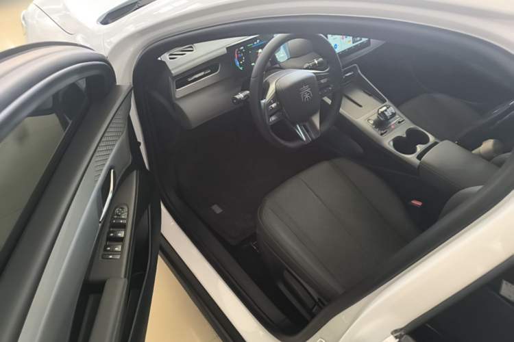 Used BYD Qin PLUS 2025 DM-i Smart Drive 55KM Leading Model Driver Seat