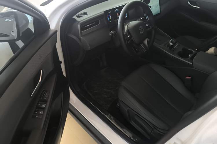 Used BYD Qin PLUS 2025 DM-i Smart Drive 55KM Leading Model Driver Seat