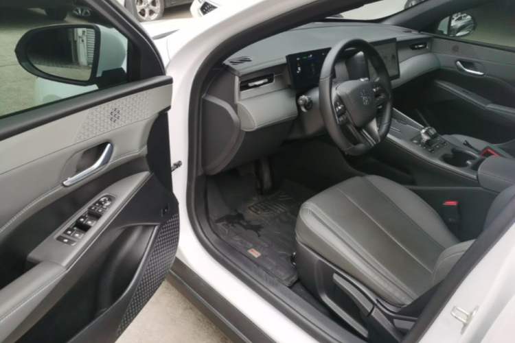 Used BYD Qin PLUS 2025 DM-i Smart Drive 55KM Leading Model Driver Seat