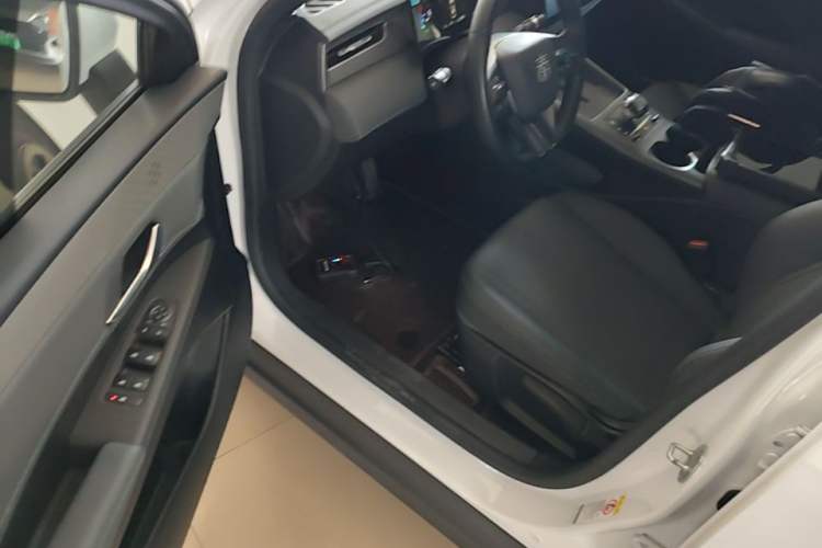 Used BYD Qin PLUS 2025 DM-i Smart Drive 55KM Leading Model Driver Seat