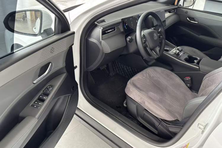 Used BYD Qin PLUS 2025 DM-i Smart Drive 55KM Leading Model Driver Seat