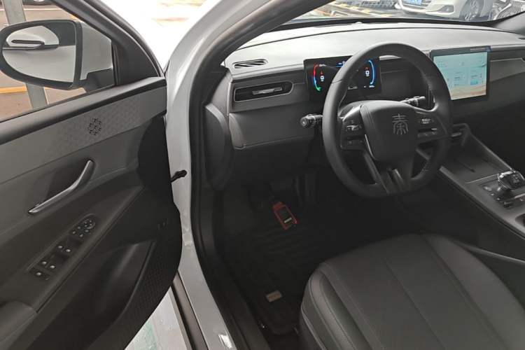Used BYD Qin PLUS 2025 DM-i Smart Drive 55KM Leading Model Driver Seat
