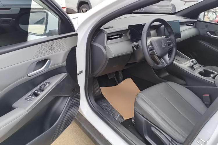 Used BYD Qin PLUS 2025 DM-i Smart Drive 55KM Leading Model Driver Seat