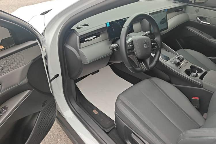 Used BYD Qin PLUS 2025 DM-i Smart Drive 55KM Leading Model Driver Seat