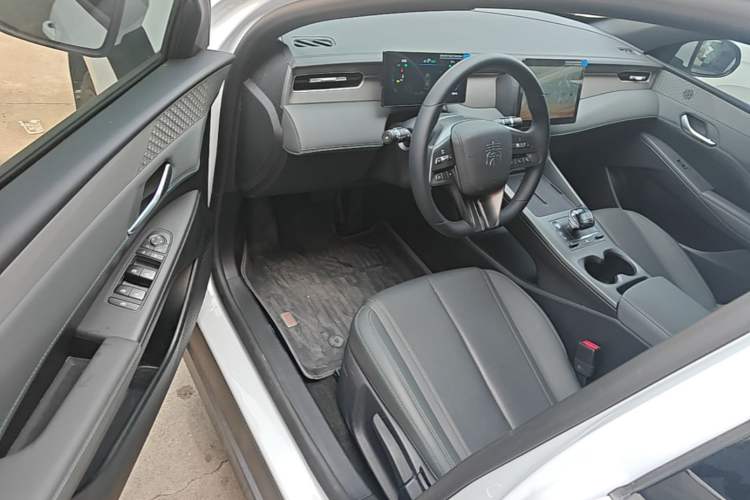 Used BYD Qin PLUS 2025 DM-i Smart Drive 55KM Leading Model Driver Seat