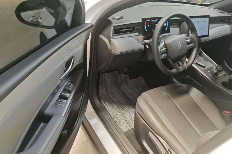 Used BYD Qin PLUS 2025 DM-i Smart Drive 55KM Leading Model Driver Seat