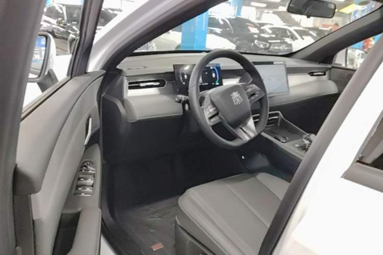Used BYD Qin PLUS 2025 DM-i Smart Drive 55KM Leading Model Driver Seat