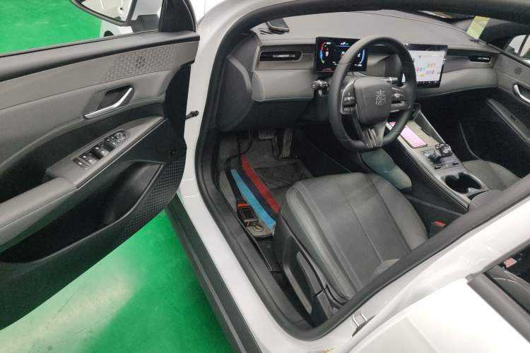 Used BYD Qin PLUS 2025 DM-i Smart Drive 55KM Leading Model Driver Seat