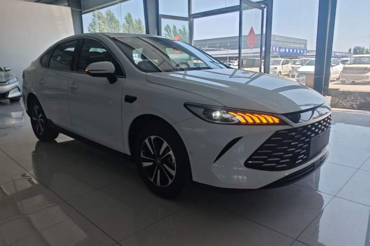Used BYD Qin PLUS 2025 DM-i Smart Drive 120KM Superior Model Front Right 45 Deg