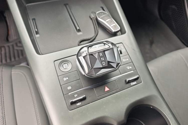 Used BYD Qin PLUS 2025 DM-i Smart Drive 55KM Leading Model Gear Lever