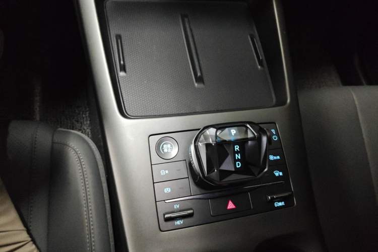 Used BYD Qin PLUS 2025 DM-i Smart Drive 55KM Leading Model Gear Lever