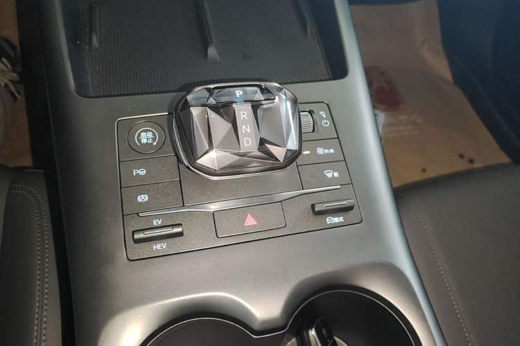 Used BYD Qin PLUS 2025 DM-i Smart Drive 120KM Superior Model Gear Lever
