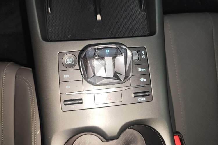 Used BYD Qin PLUS 2025 DM-i Smart Drive 55KM Leading Model Gear Lever