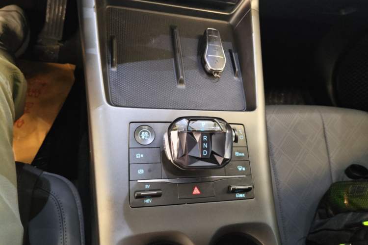 Used BYD Qin PLUS 2025 DM-i Smart Drive 55KM Leading Model Gear Lever