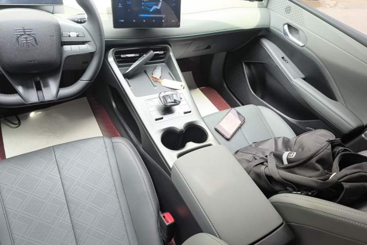 Used BYD Qin PLUS 2025 DM-i Smart Drive 55KM Leading Model Gear Lever