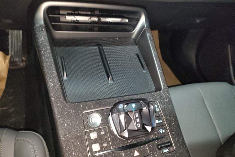 Used BYD Qin PLUS 2025 DM-i Smart Drive 55KM Leading Model Gear Lever