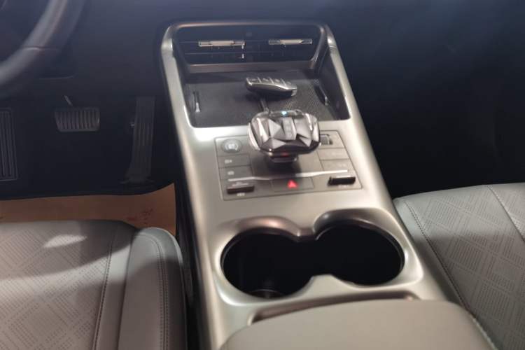 Used BYD Qin PLUS 2025 DM-i Smart Drive 55KM Leading Model Gear Lever