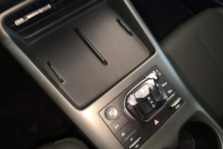 Used BYD Qin PLUS 2025 DM-i Smart Drive 55KM Leading Model Gear Lever