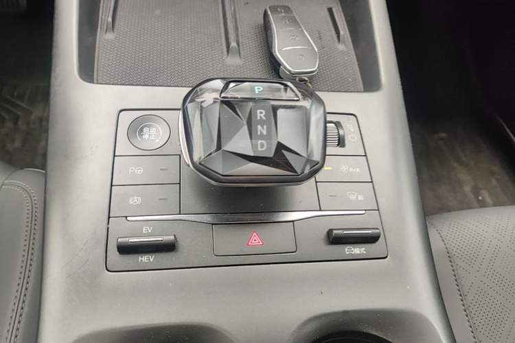 Used BYD Qin PLUS 2025 DM-i Smart Drive 120KM Superior Model Gear Lever